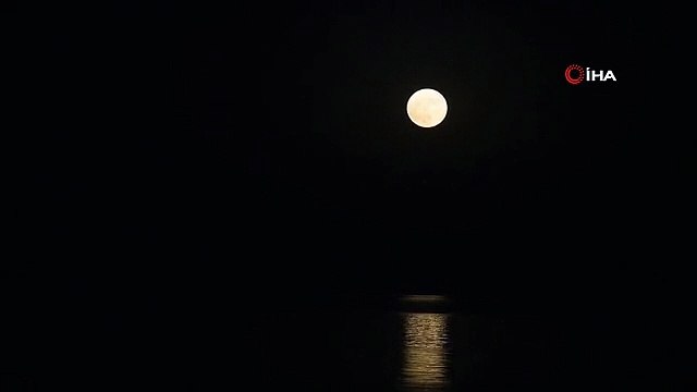 Pleine lune enchantée au lac de Van