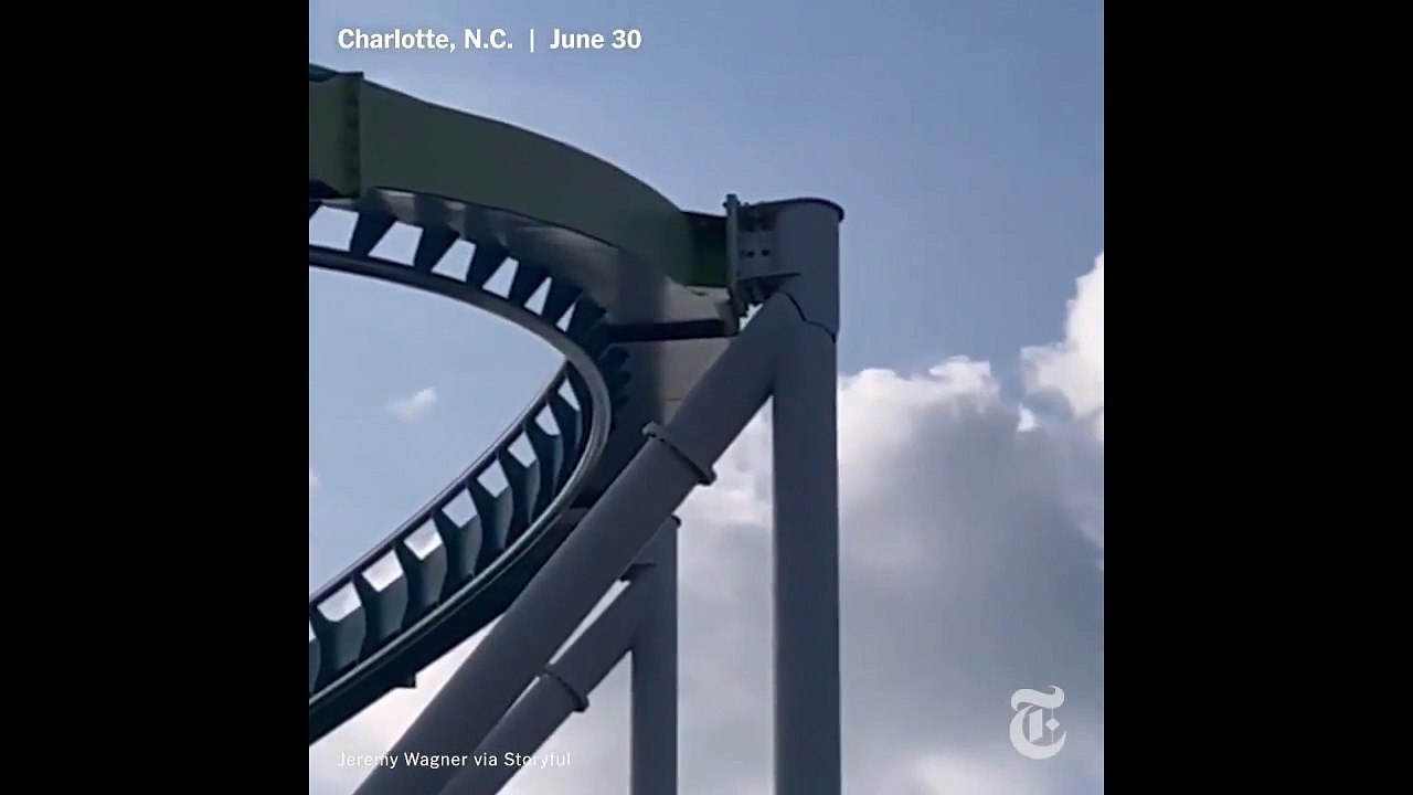 Spaß von Angesicht zu Angesicht im Vergnügungspark! Die tief aufgerissenen Herzen auf der Achterbahn in den USA, auf der Dutzende Menschen fuhren, wurden zum Mund gebracht