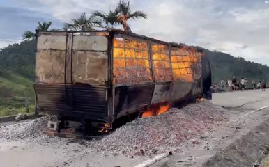 Xe tải chở than bốc cháy ngùn ngụt trên đường Hồ Chí Minh lúc rạng sáng