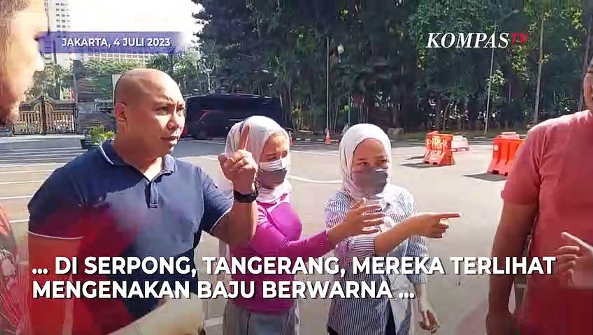 ⁣Begini Tampang Si Kembar Rihana-Rihani Kasus Penipuan Jual Beli iPhone Tiba di Polda Metro