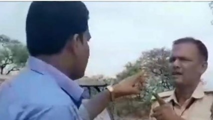 खगड़िया: पुलिस को सामाजिक कार्यकर्ता ने पढ़ाया नैतिकता का पाठ, वीडियो हो रहा वायरल