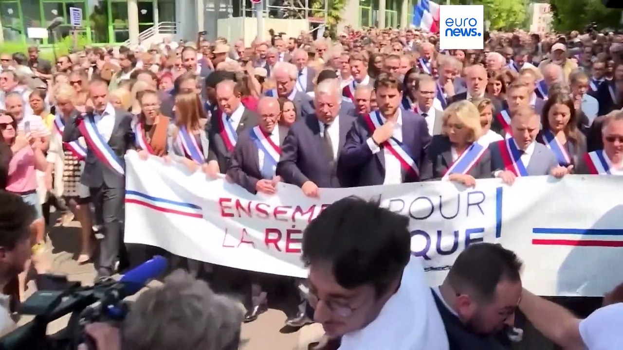 La primera ministra francesa busca respuestas a la reciente oleada de violencia
