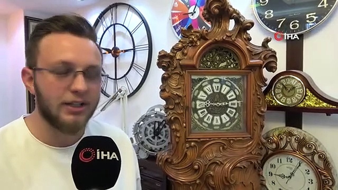 Er blickt auf die 154 Jahre alte Wanduhr