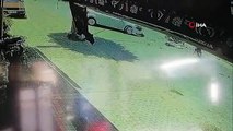 Sürücü belgesi olmayan motosikletli 'U' dönüşü yapan otomobile çarptı... O anlar kamerada