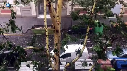 Una fuerte tormenta de granizo deja dos heridos leves en Valencia