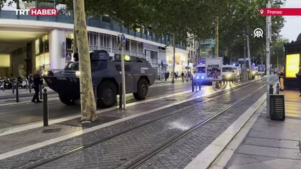 Fransa'da güvenlik güçleri ana caddelerde zırhlı araçlarla devriye geziyor