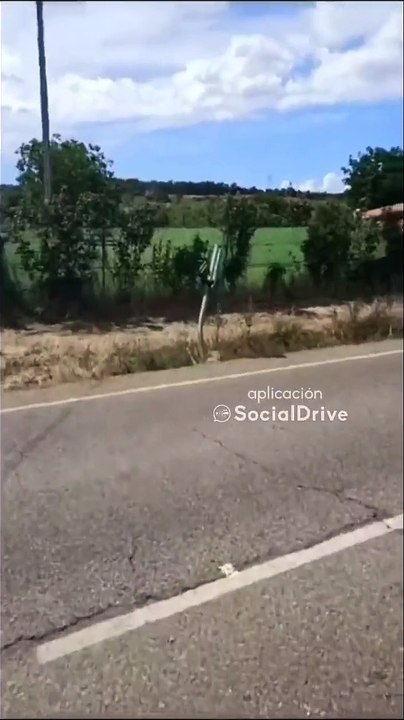 Radar oculto tras una señal en mal estado en un...