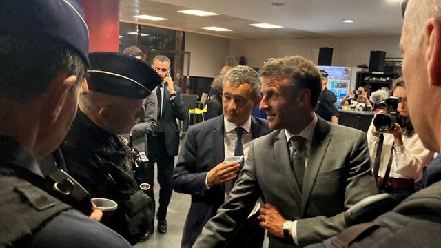 Pour sa première sortie depuis les émeutes, Emmanuel Macron rend visite aux forces de l'ordre