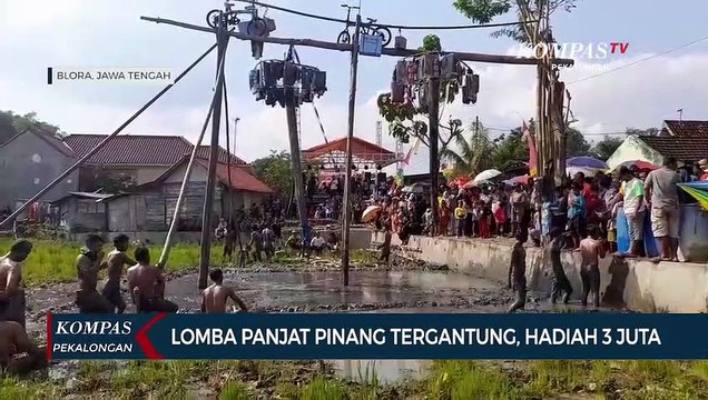 Lomba Panjat Pinang Unik di Blora, Batang Pisang Tergantung