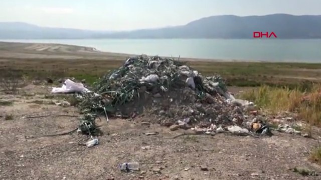 Burdur Gölü kenarına moloz döküldü