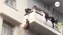 Une grand-mère attache son petit-fils à un balcon pour sauver un chat (Vidéo)