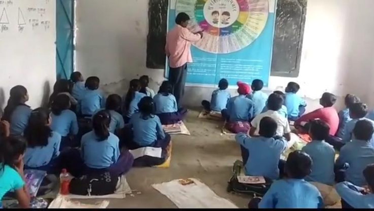 पूर्वी चंपारण: डेस्क के अभाव में जमीन पर बैठकर पढ़ने को मजबूर छात्र, विभाग लापरवाह