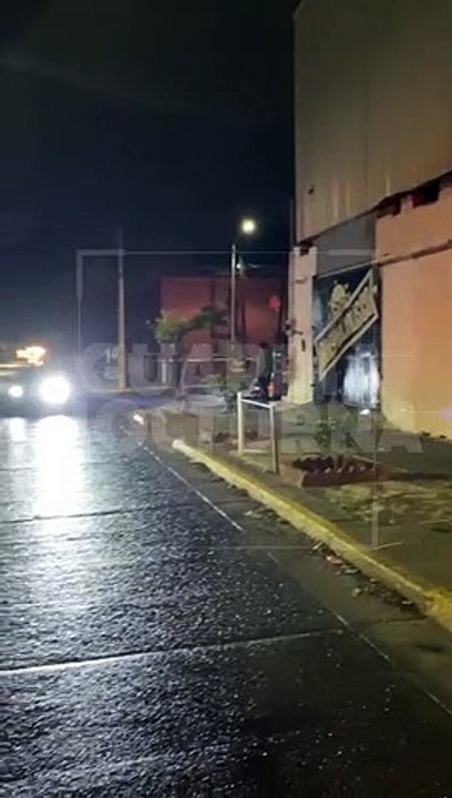 #Preliminar Aparatoso choque entre dos automóviles sobre el cruce de Irineo Paz y Valentín Gómez Farías, en Guadalajara #GuardiaNocturna