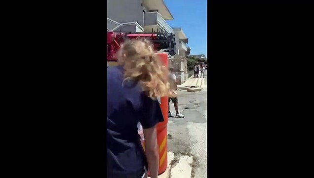 Marina di Ragusa, auto sfonda il muro della pista ciclabile e rischia di cadere nel vuoto