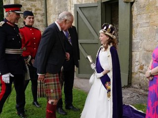 Download Video: Charles III. in Schottland: König trifft kleine 