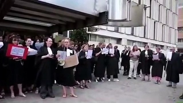 A Lille aussi, les greffiers s'adressent au Ministre de la Justice en reprenant une chanson de sa compagne Isabelle Boulay : Oh dis-moi, Regarde-moi, Je ne sais plus comment aimer, Mon boulot de greffier...