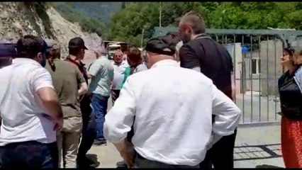 Davacıları, avukatları ve vekilleri taş ocağına almadılar