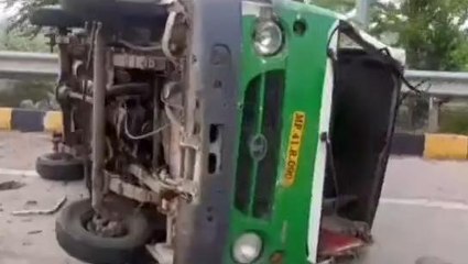 देवास: तेज रफ्तार आयशर ने मारी मैजिक में टक्कर,खून से सनी सड़क मची चीख पुकार