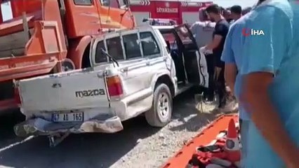 Pikap ile çekici çarpıştı: Araçta sıkışanlar itfaiye tarafından çıkartıldı