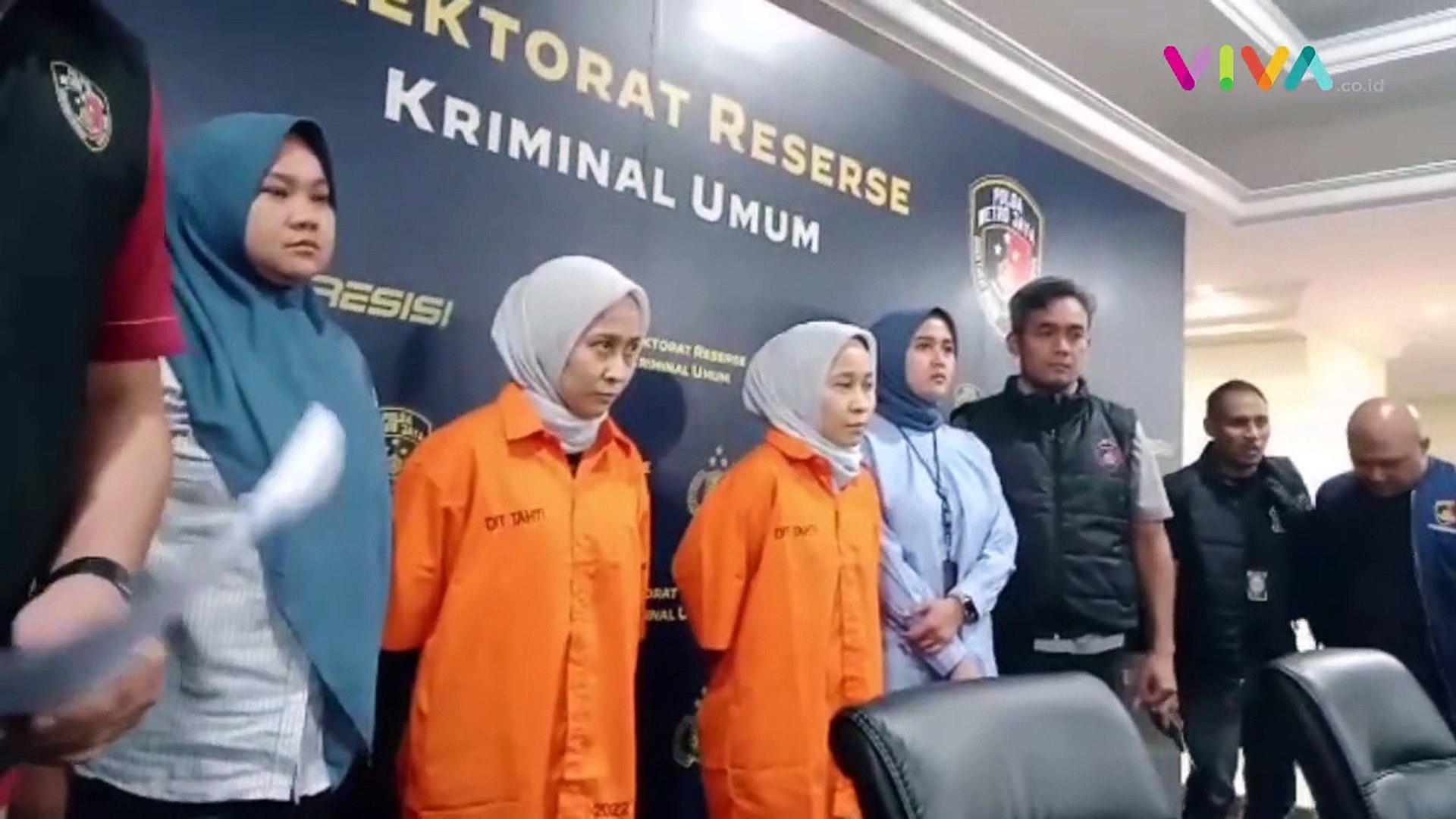 Pakai Baju Tahanan, Rihana-Rihani Disoraki Wartawan & Korban