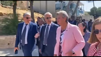 Il ministro degli Interni Piantedosi all'hot spot di Lampedusa