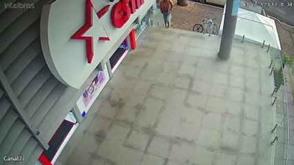 Vídeo mostra homem praticando furto em farmácia no Centro