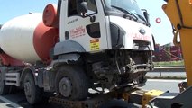 Une bétonnière incontrôlable heurte des barrières à Beylikdüzü