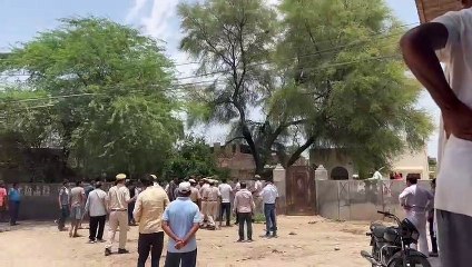 संभागीय आयुक्त के समक्ष निकाली तलवार, माहौल गर्माया