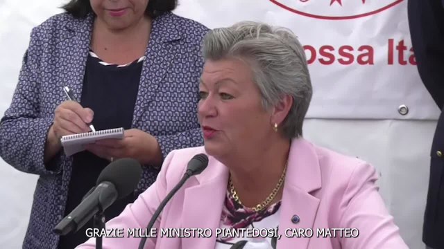 Migranti, Johansson a Lampedusa: Grazie a polizia e Guardia costiera