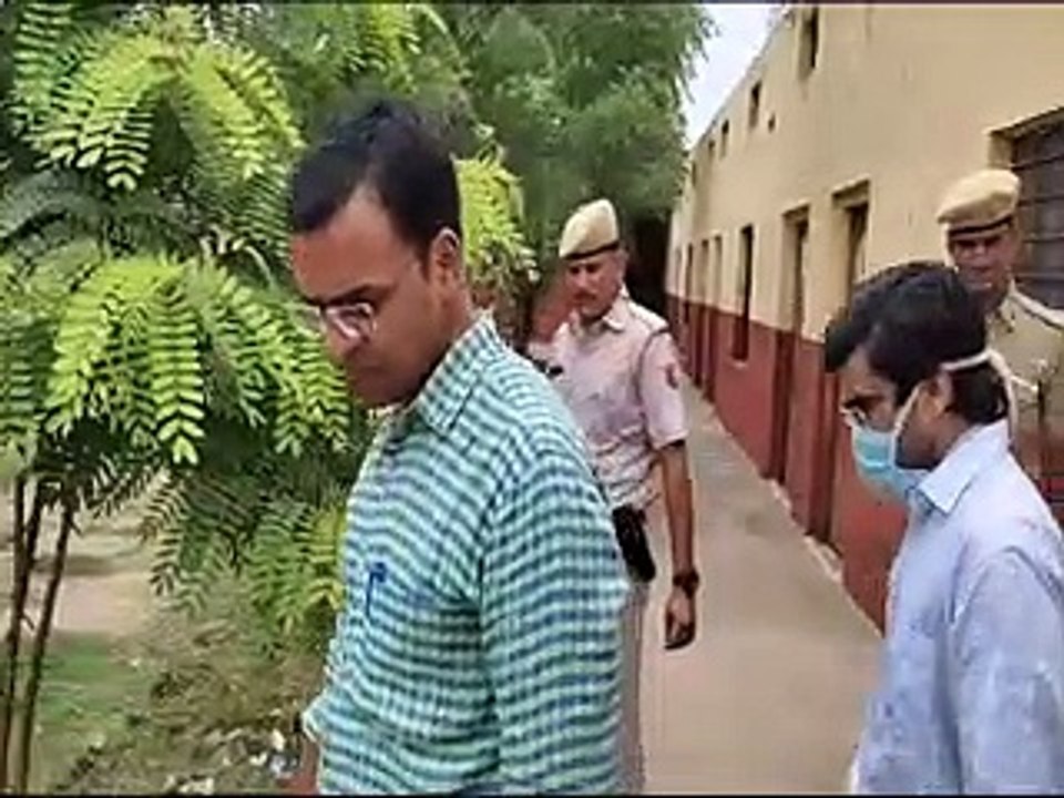 video: विद्यालय की देखी व्यवस्था, बूथ लेवल अधिकारियों को दिए निर्देश