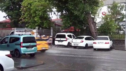 Kars'ta caddeler göle döndü