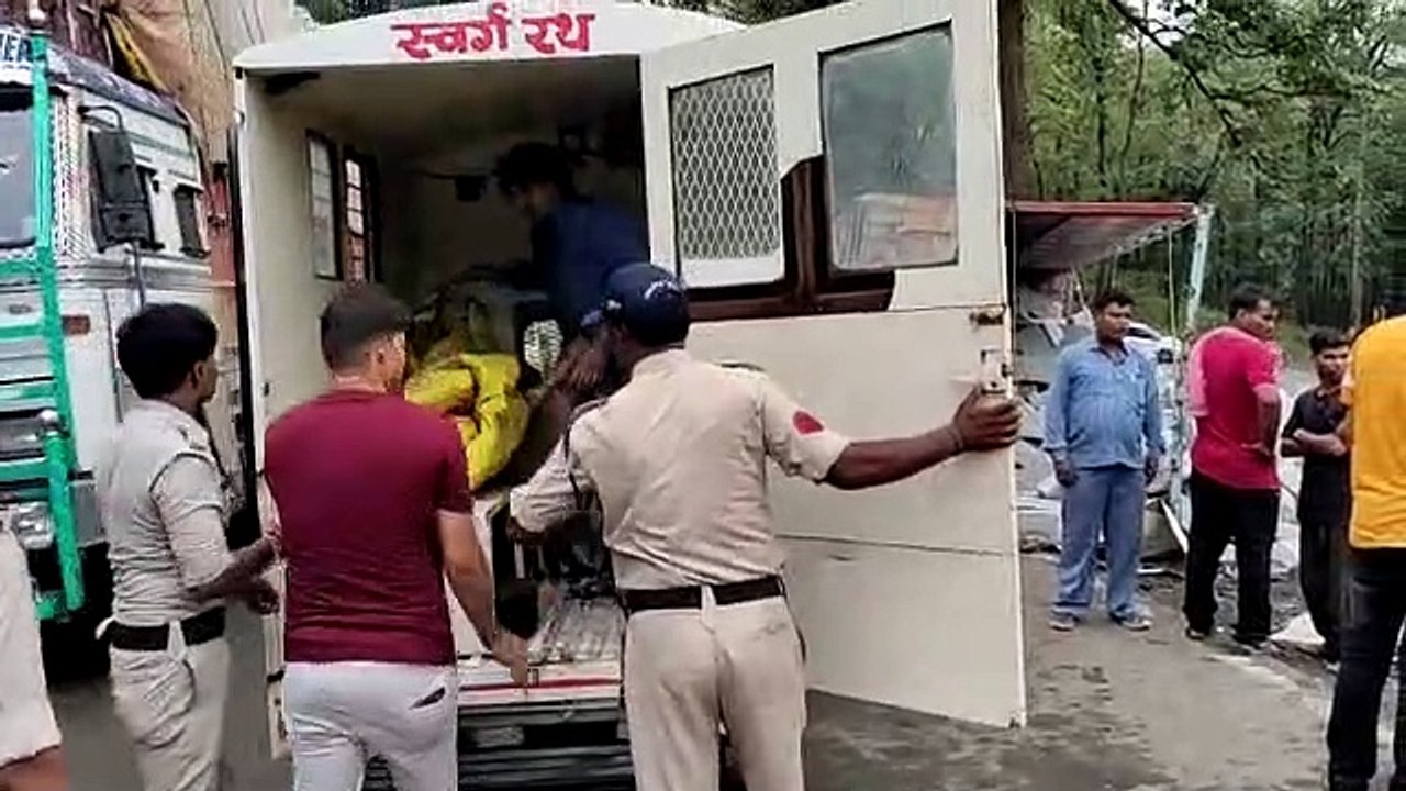 बुलेरो पर पलटा ट्रक, कृषि विभाग के ड्राइवर की मौत,अधिकारी घायल