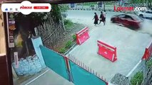 तिघी रस्त्यावर, मागून कार आली... भयानक घडलं