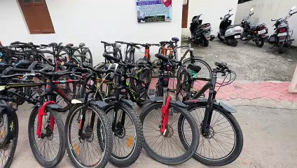 SURAT NEWS : छात्रों की तरह स्कूल बैग लगा कर शैक्षणिक संस्थानों से चुराते थे साइकिलें