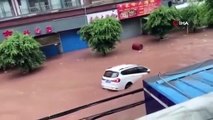 Çin'de şiddetli yağışta demir yolu köprüsü çöktü