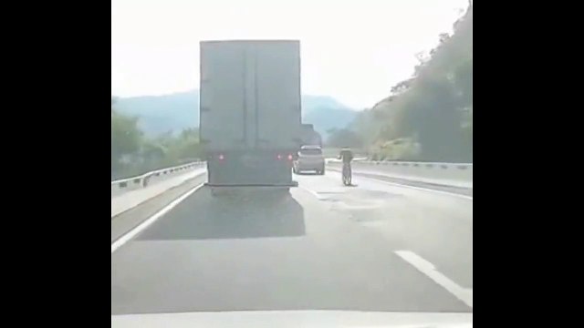 Ce cycliste a eu très très chaud... bon karma