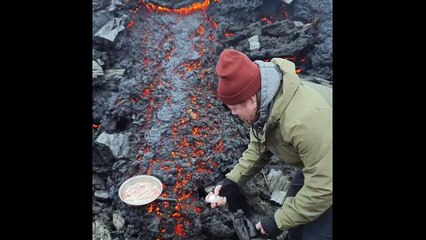 Il se fait frire un oeuf et du bacon sur la lave d'un volcan