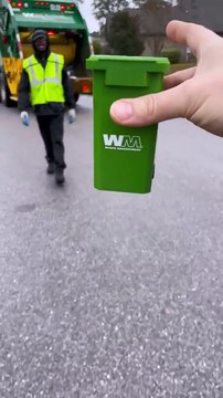 Il fait vider sa mini poubelle à un éboueur