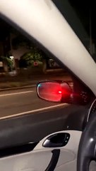 Ce conducteur fait la course avec un autre mais la karma va le rattraper