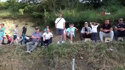 Acclamations de la Super League de la part des femmes du village