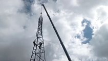 Chantier du démantèlement des deux derniers pylônes de la ligne haute tension à Châteauroux