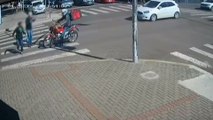 Câmera flagra idosa ao ser atropelada por moto no Centro de Cascavel; assista