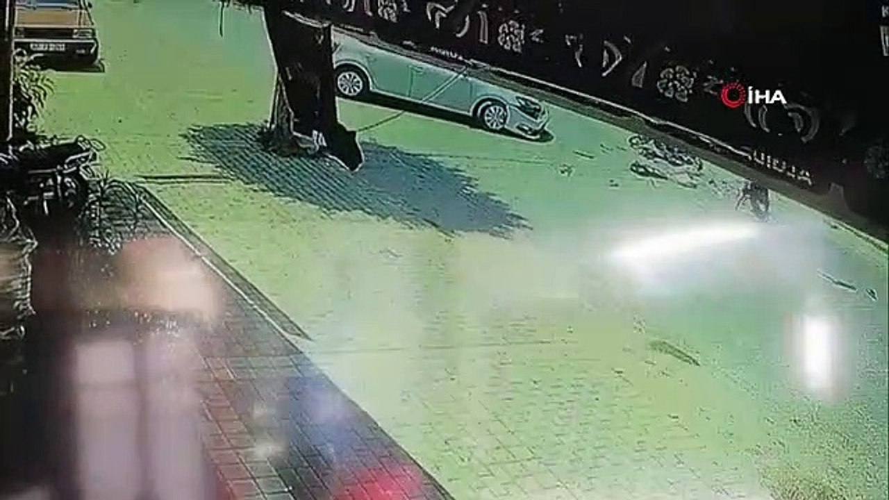 Une moto sans permis de conduire a percuté une voiture en train de faire un demi-tour... Ces moments sont filmés.