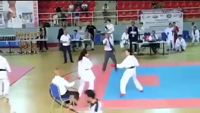 Acte scandaleux du karatéka arménien qui n'a pas pu digérer la défaite face à l'adversaire azerbaïdjanais qui lui a tendu la main.