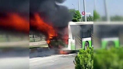 Bus de la ville plein de passagers brûlé comme ça
