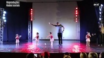 Pai dança com filhas gêmeas em apresentação de balé