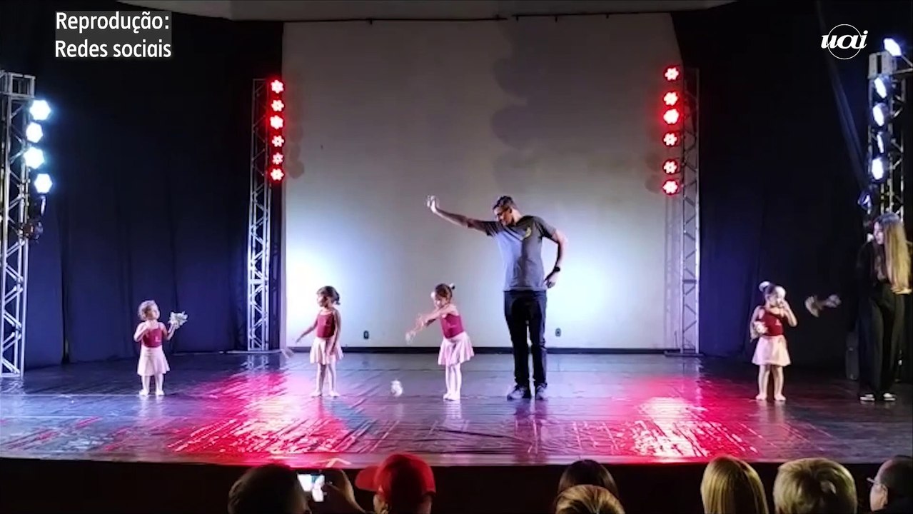 Pai dança com filhas gêmeas em apresentação de balé