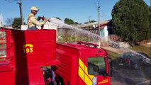 Bombeiros combatem incêndio em vegetação no Alto Alegre