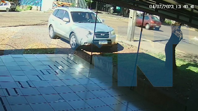 Vídeo mostra carro descendo a rua desgovernado e derrubando poste no Bairro Periolo