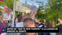 Gritos de «¡Que te vote Txapote!» a la llegada de Sánchez al debate